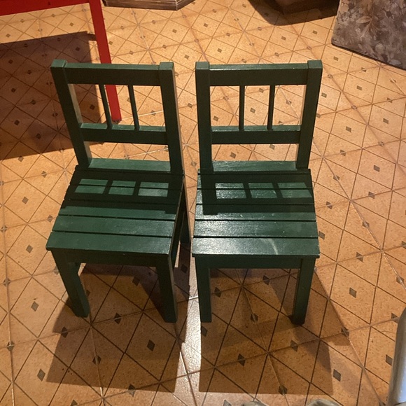 small old table WITH chairs for kids. COMES IN THE SET - Picture 4 of 8